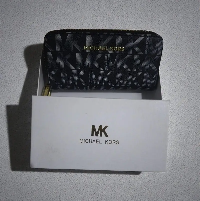 Trendy and stylish ladies handbags and purses