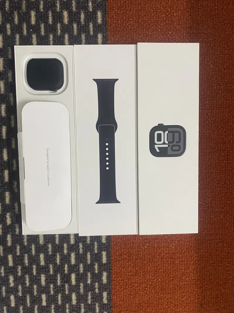 Apple Watch Series 10 - 42mm jet black (GPS) 100% Battery Health