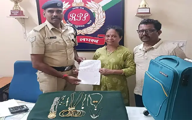 Honest Konkan Railway Staff Return Woman's Valuable Bag