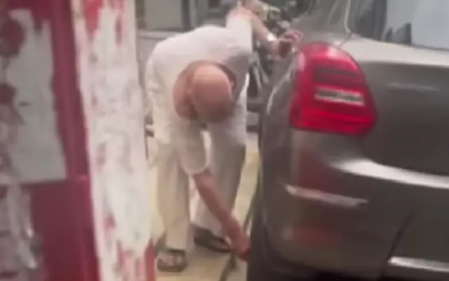 Pune Man Defaltes Car Tyre