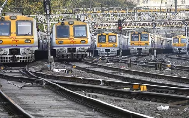Train passes through waterlogged tracks in Mumbai. Watch shocking video ...