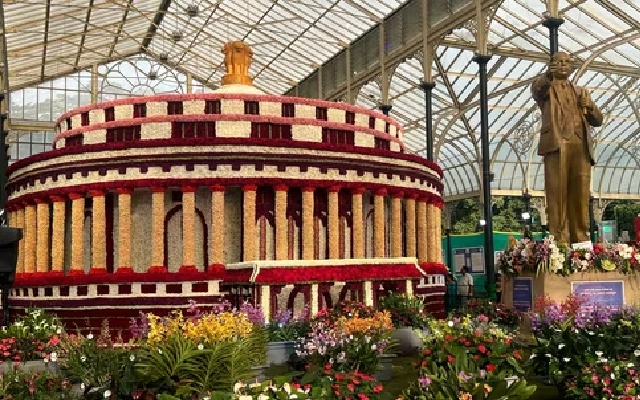 Record-Breaking Turnout at Lalbagh's Independence Day Flower Show – News  Karnataka